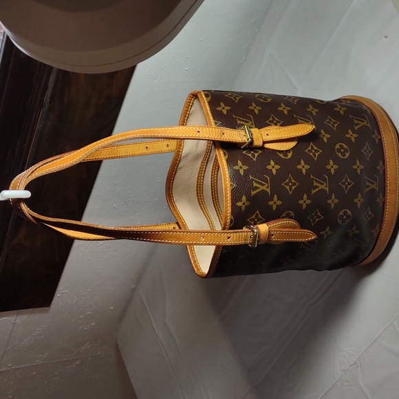 Gorgeous 😍 Authentic Louis Vuitton Bucket Bag - Picture 2 of 14